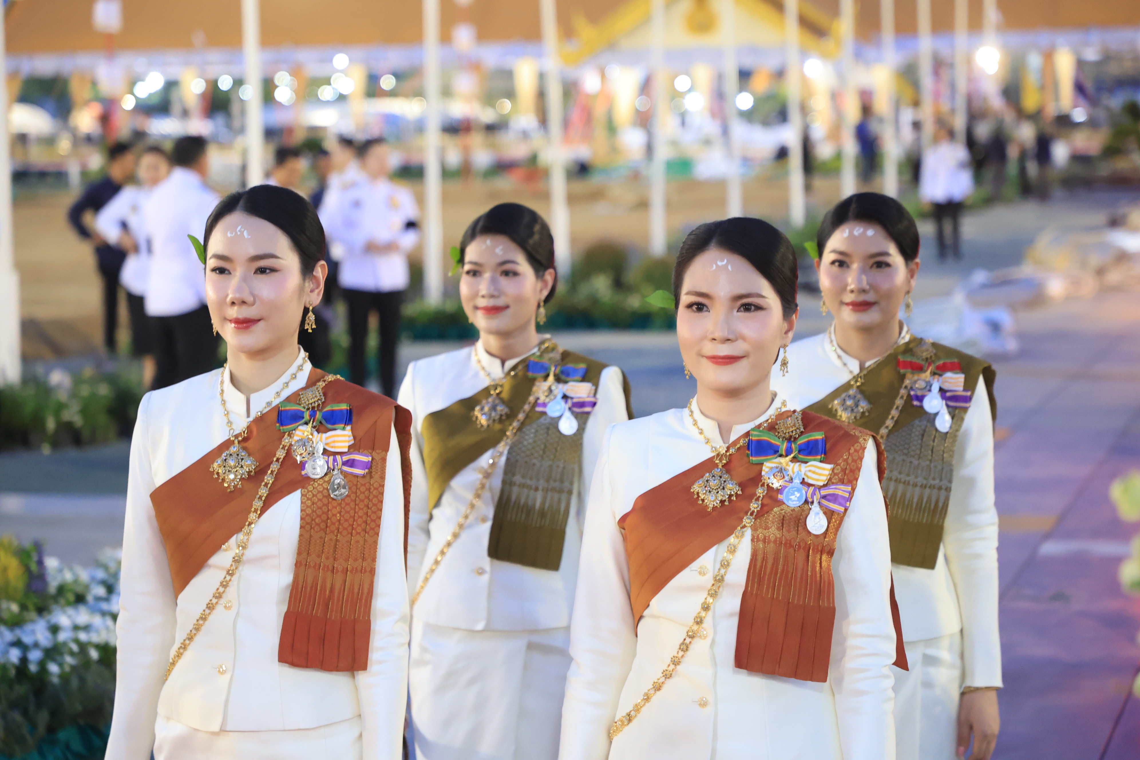 title - ปลัดเกษตรฯ ผู้ทำหน้าที่พระยาแรกนา พร้อมด้วยเทพีคู่หาบทองและเทพีคู่หาบเงิน ทำพิธีล้างมือพระยาแรกนา และเจิมหน้าพระโค
